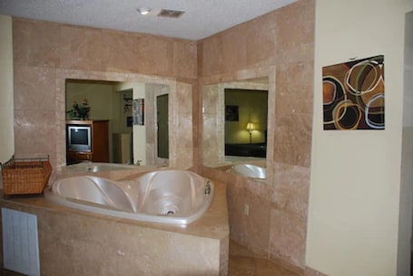 Honeymoon Room, 1 King Bed | Bathroom | Combined shower/tub, free toiletries, hair dryer, towels