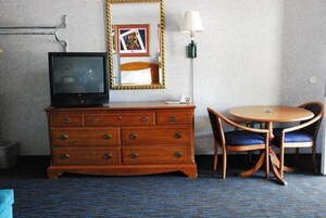 Escritorio, wifi gratis y ropa de cama