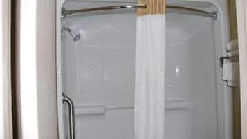 Combined shower/tub, free toiletries, hair dryer, towels
