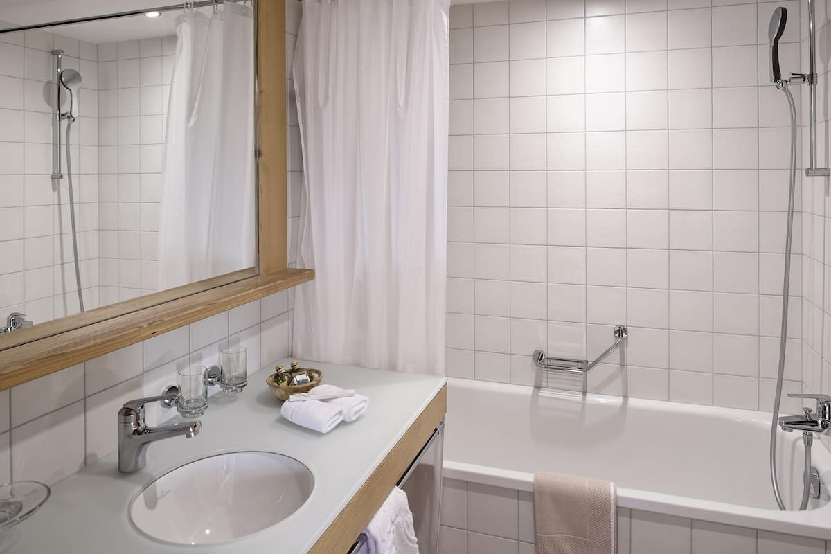 superior double room with balcony and mountain view | bathroom | hair dryer, towels