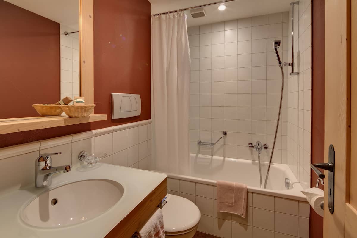 single room | hypo-allergenic bedding, cots/infant beds, free wifi, bed sheets