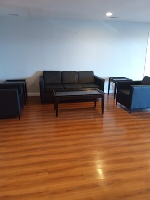 Lobby sitting area - Motel 6 Cameron, MO (Cameron)