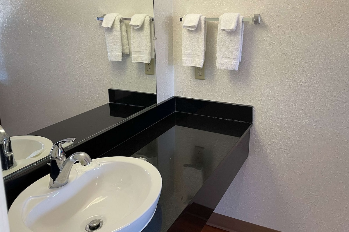 Ducha, artículos de tocador gratuitos, secador de pelo, toallas