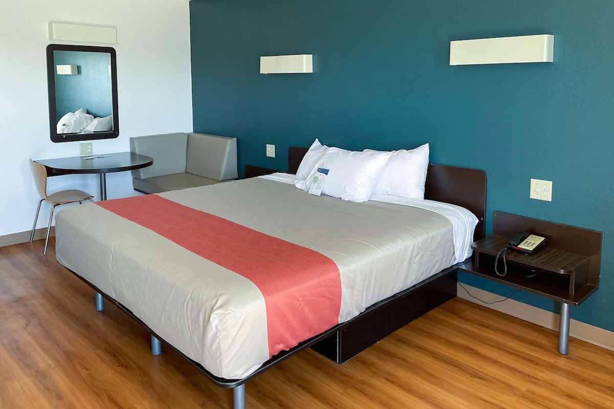 Escritorio, tabla de planchar con plancha, wifi gratis y ropa de cama 