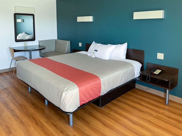 مكتب ومكواة/لوح كي وواي فاي مجانًا وملاءات أسرّة