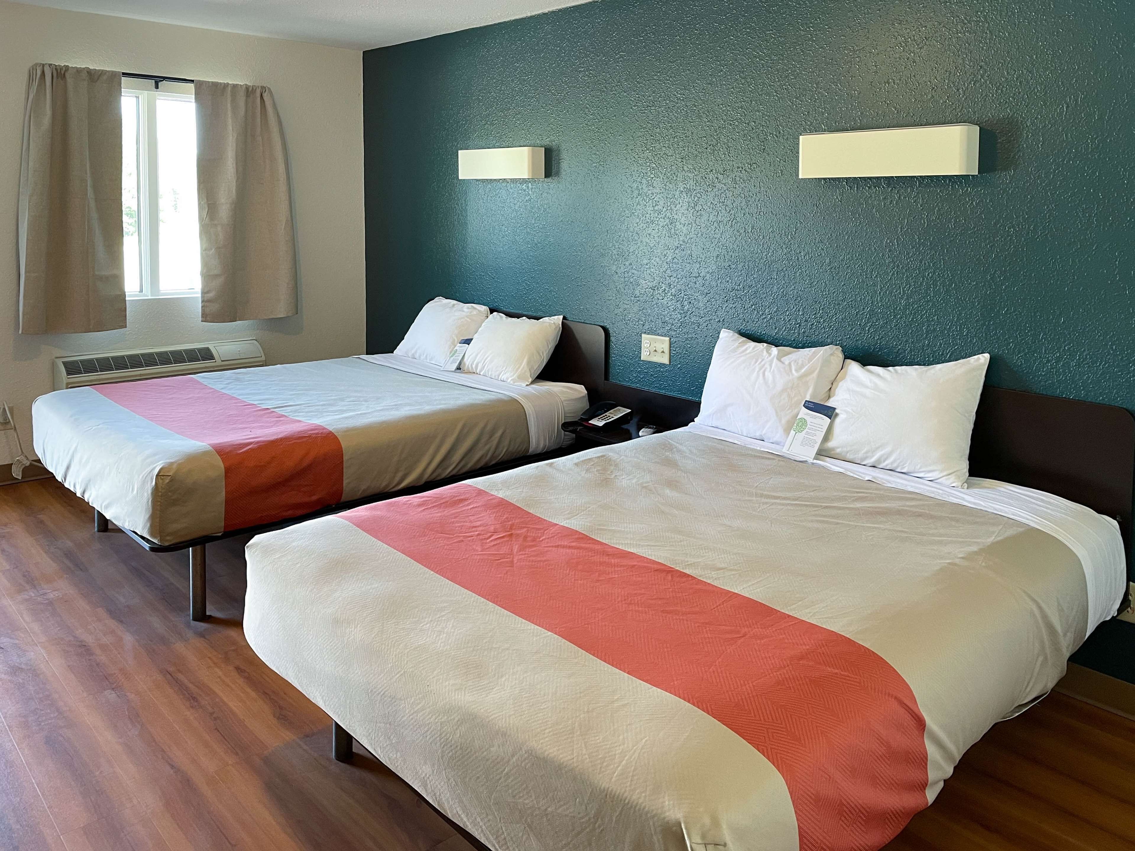 Meja, seterika/papan seterika, Wi-fi percuma, cadar katil 