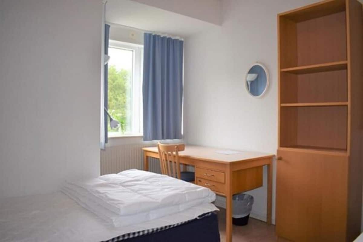Basic fyrbäddsrum - 2 sovrum | 1 sovrum, allergitestade sängkläder, skrivbord och mörkläggningsgardiner