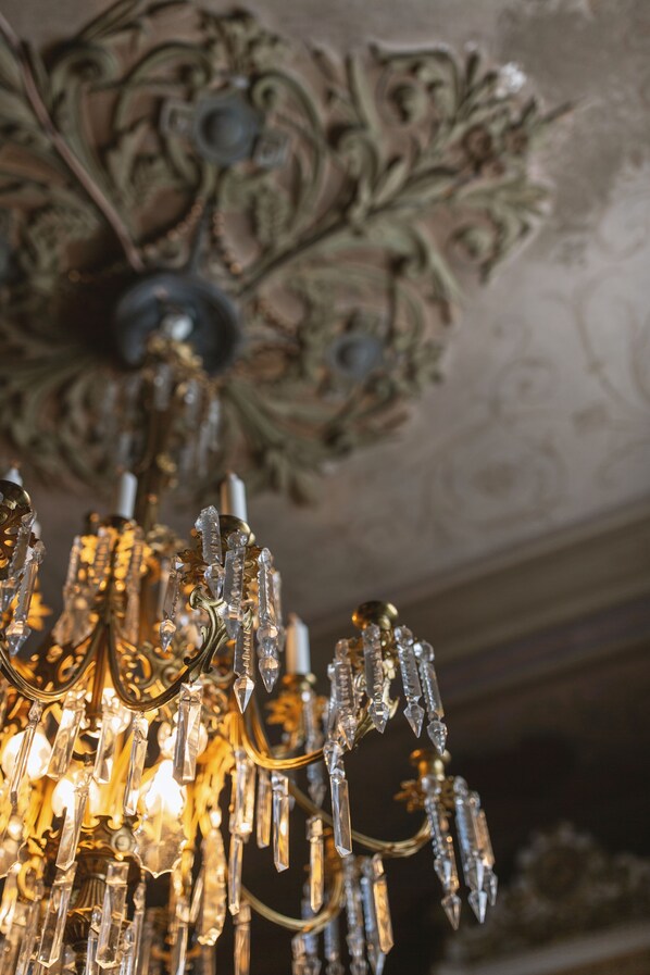 A chandelier with crystal elements and ornate metalwork. - Wendelsberg STF Hotell (Mölnlycke)