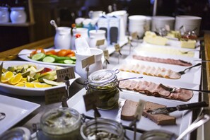 Un bufé con distintos alimentos y salsas.