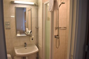 Shower, towels - Wendelsberg STF Hotell (Mölnlycke)