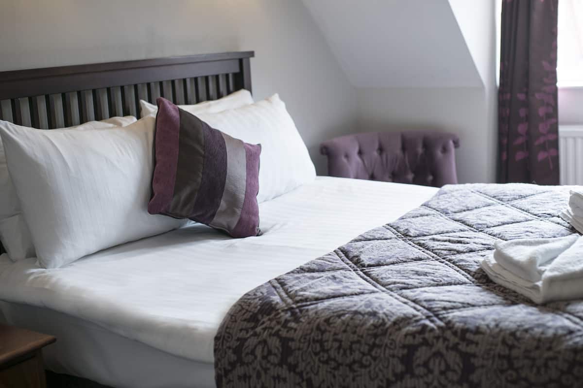 Eenvoudige tweepersoonskamer, 1 tweepersoonsbed | Lakens van Egyptisch katoen, luxe beddengoed, een bureau