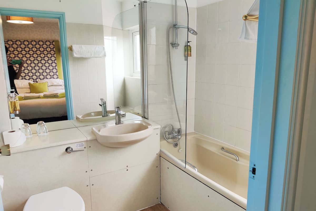 double room | bathroom | free toiletries, towels, soap, shampoo