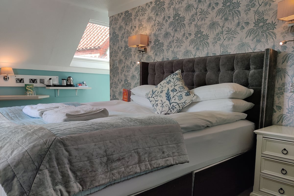Superior tweepersoonskamer | Lakens van Egyptisch katoen, luxe beddengoed, een bureau