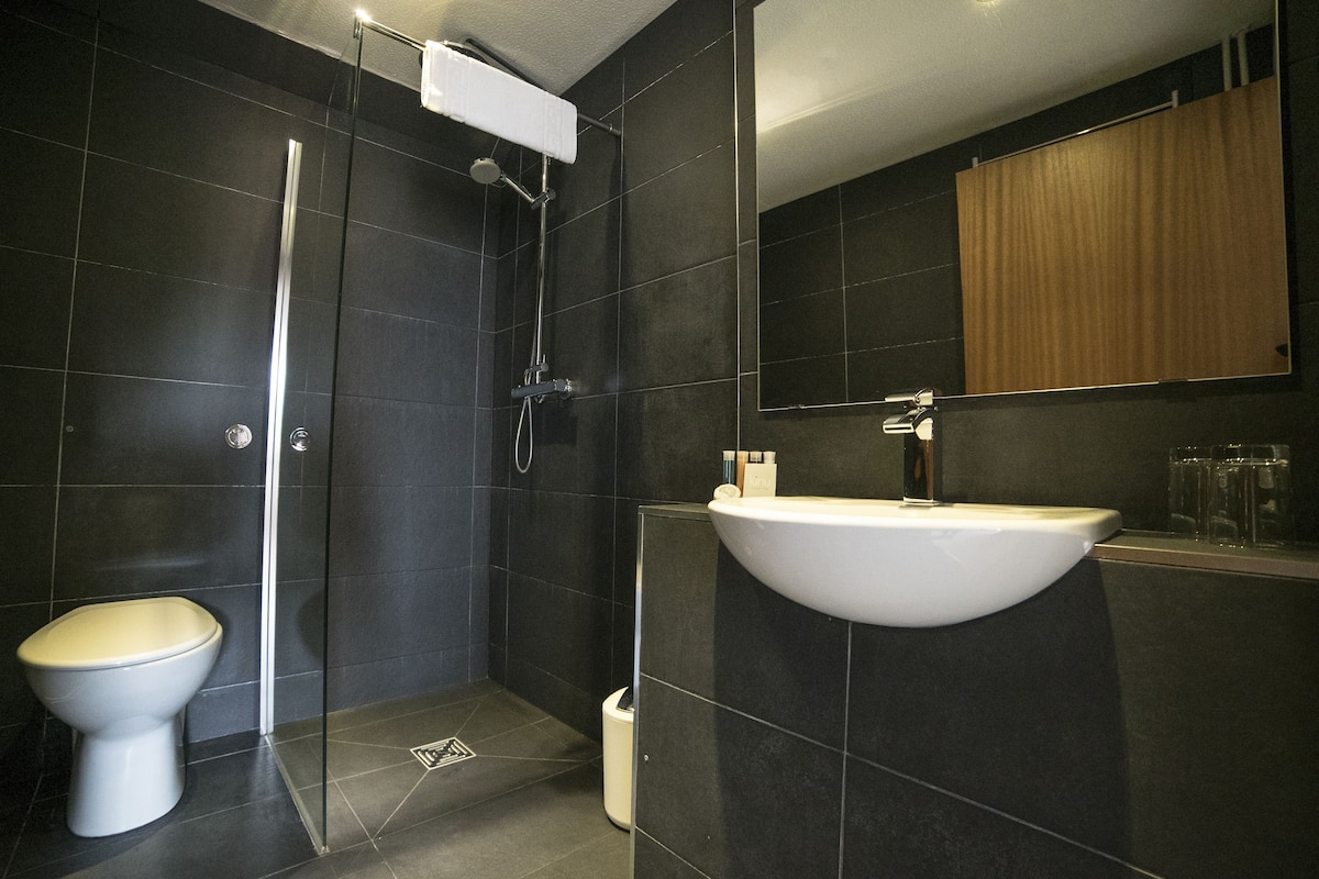 free toiletries, towels, soap, shampoo