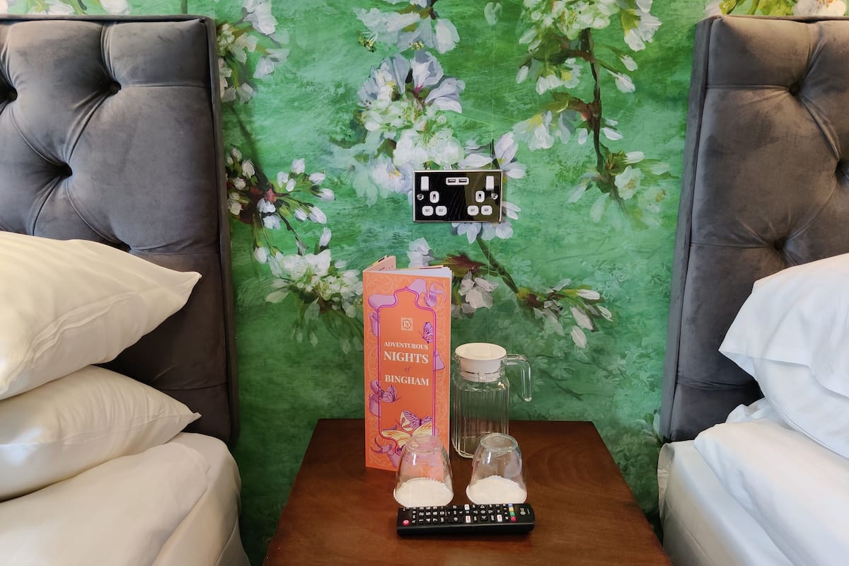 1 bedroom, egyptian cotton sheets, premium bedding, desk