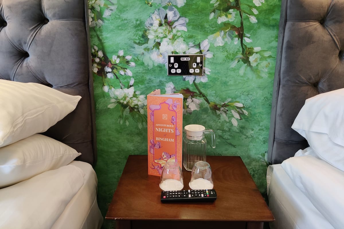 Lakens van Egyptisch katoen, luxe beddengoed, een bureau