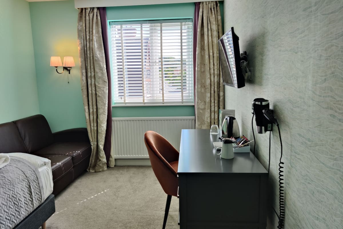 Eenpersoonskamer | Lakens van Egyptisch katoen, luxe beddengoed, een bureau