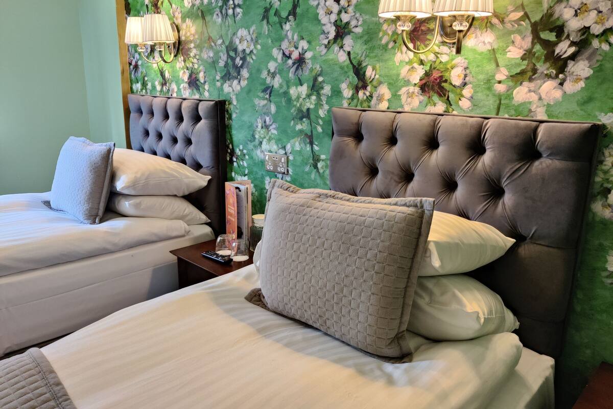 1 bedroom, egyptian cotton sheets, premium bedding, desk