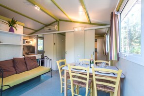 Maison mobile Confort, 2 chambres, cuisinette (5 persons) | Aire de séjour | Table de ping-pong