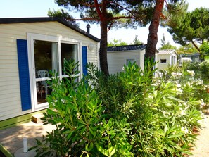 Mobil Karavan Standar, 1 kamar tidur, dapur kecil | Tirai kedap cahaya, kedap suara, dan setrika/meja setrika