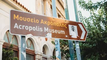 Schild für das Akropolis Museum mit Pfeilen.