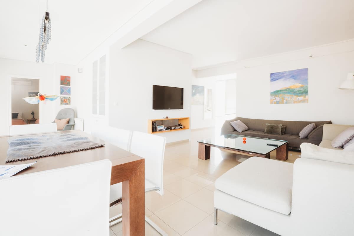 Suite, 3 habitaciones (Acropolis View) | Área de sala de estar | Televisión LED de 14 pulgadas con canales por cable y libros