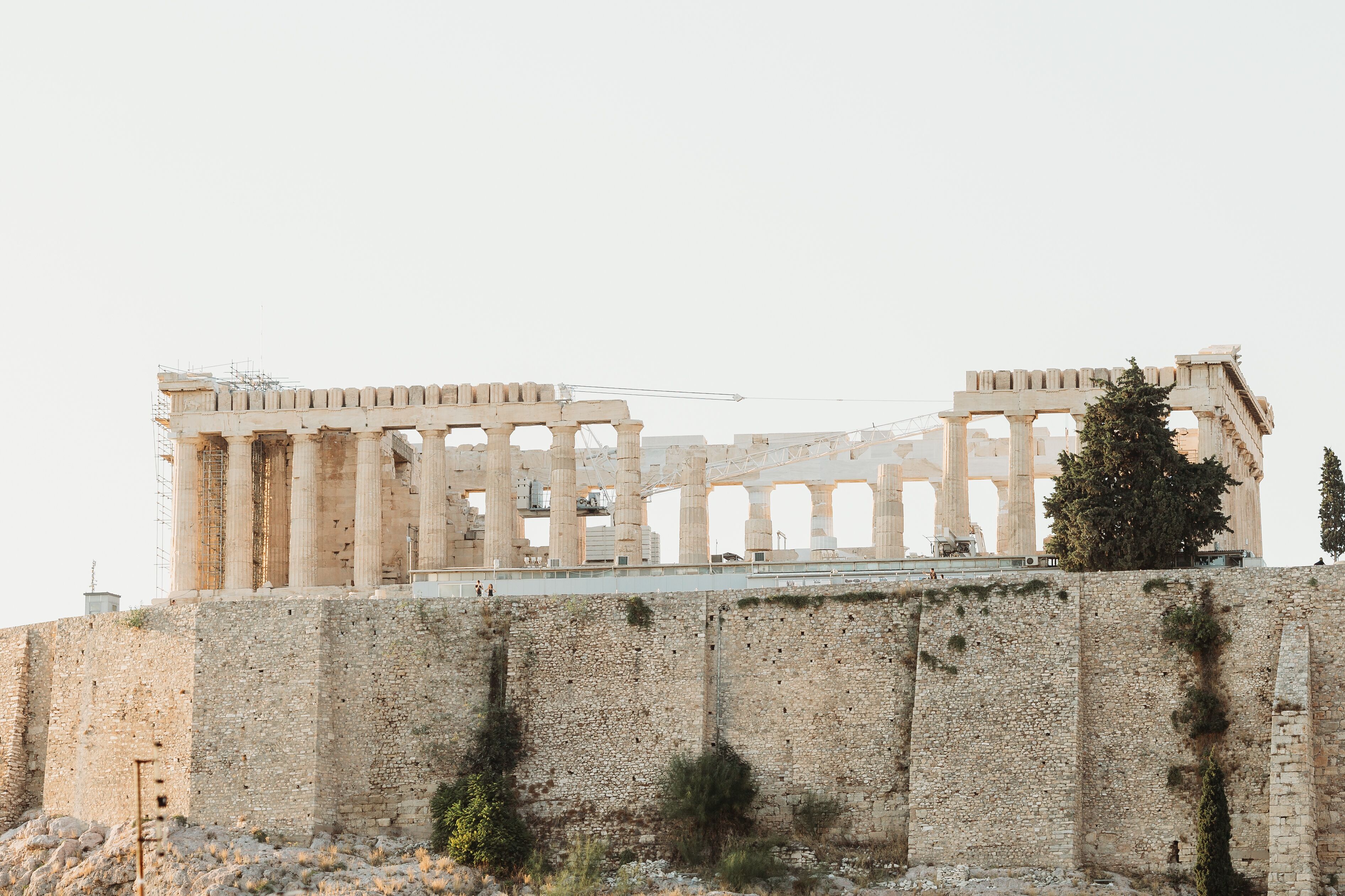 Un templo griego antiguo con columnas y una fachada parcialmente reconstruida.