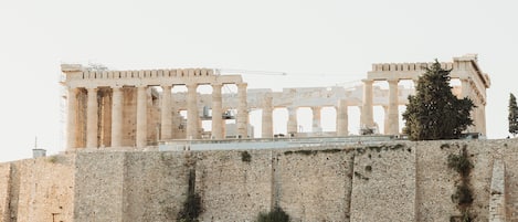 Un templo griego antiguo con columnas y una fachada parcialmente reconstruida.