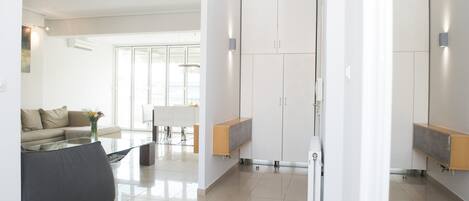 Una sala de estar moderna con sofá, mesa de centro y un amplio ventanal.