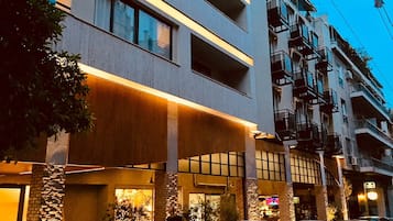 Mặt tiền nơi lưu trú - ban đêm