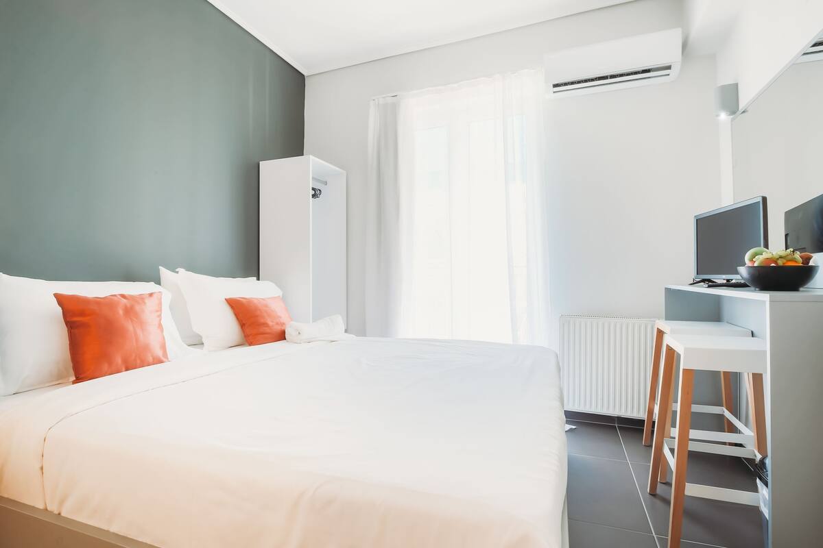 Top Floor Urban Studio with Balcony and Sightseeing View | WiFi (free), individually decorated, individually furnished, bed sheets