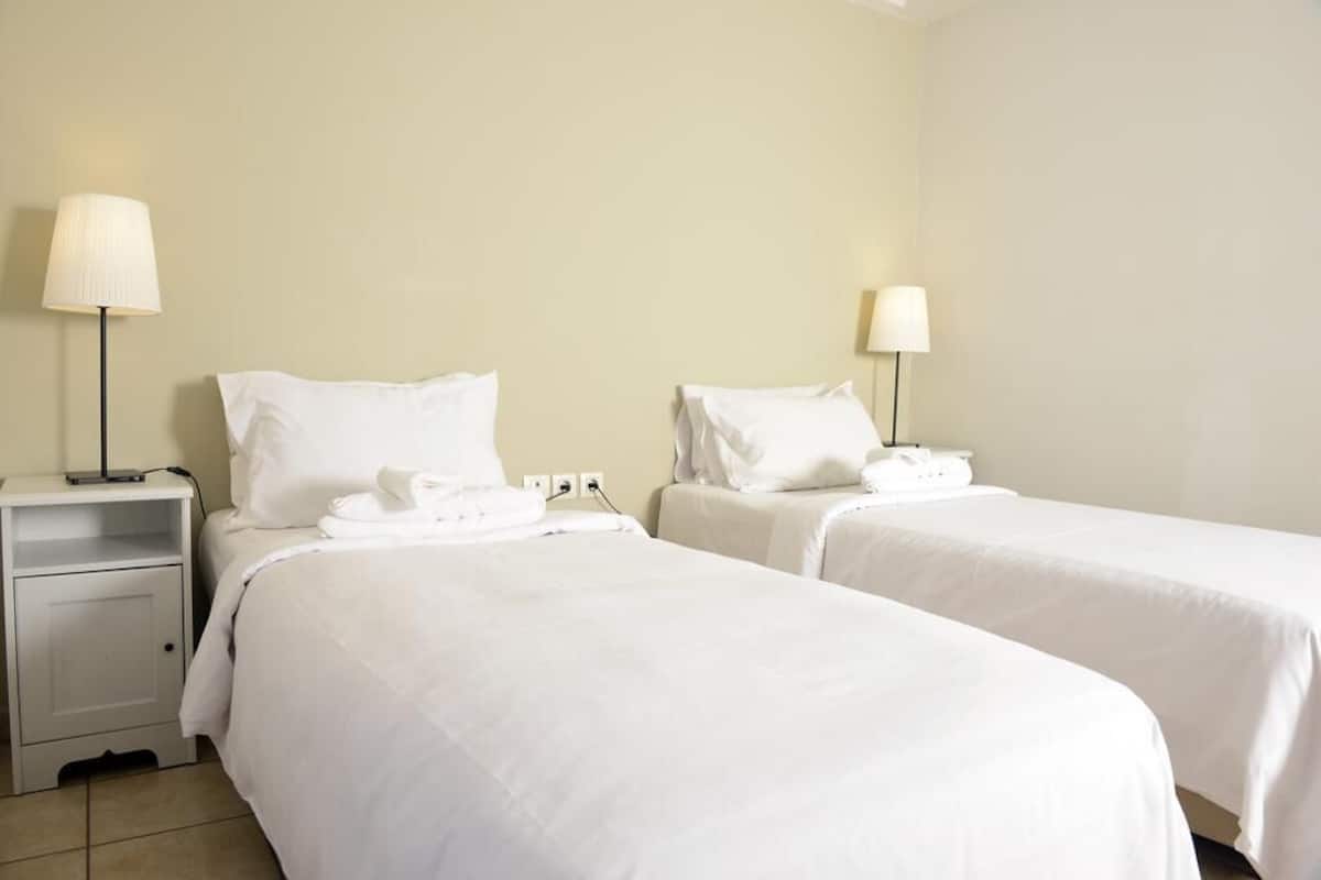 Business Studio, 2 Single Beds
