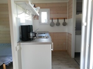 Standard-Bungalow, 1 Schlafzimmer, Terrasse | Eigene Kochnische | Kühlschrank, Mikrowelle, Herdplatte, Wasserkocher mit Kaffee-/Teezubehör