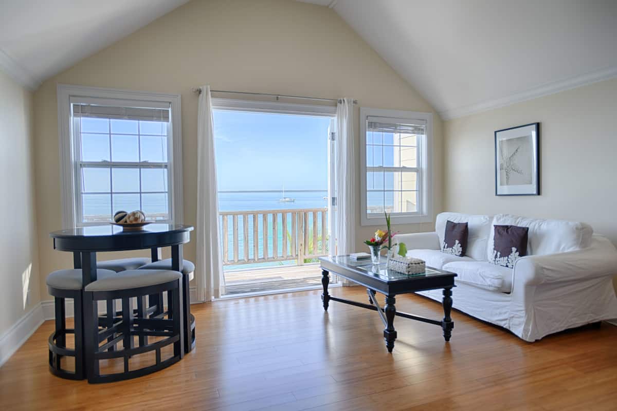Quarto superior, 1 cama King, vista para o mar | Terraço/pátio