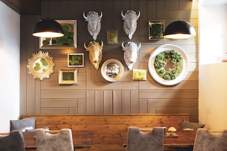 Makan tengah hari dan makan malam dihidangkan, masakan Perancis