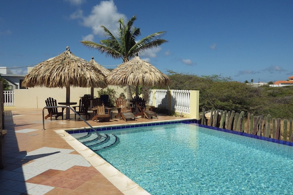 Outdoor pool, free cabanas, sun loungers