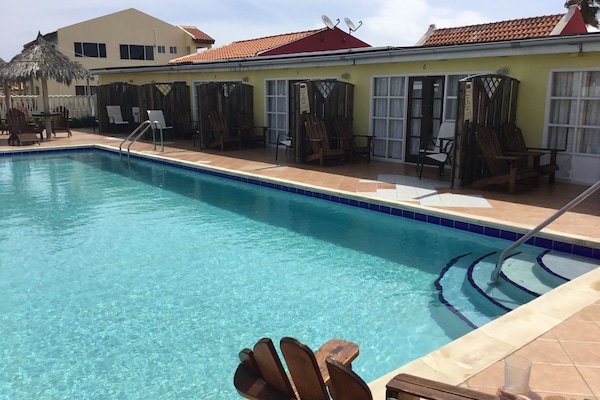 Outdoor pool, free cabanas, sun loungers