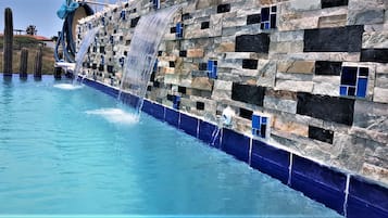 Una piscina al aire libre, cabañas de piscina gratuitas, tumbonas