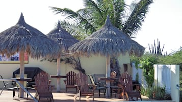 Piscine extérieure, cabanons gratuits, chaises longues