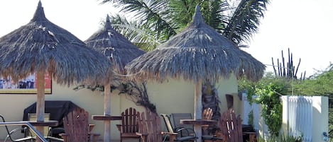 Una piscina al aire libre, camas de piscina gratis