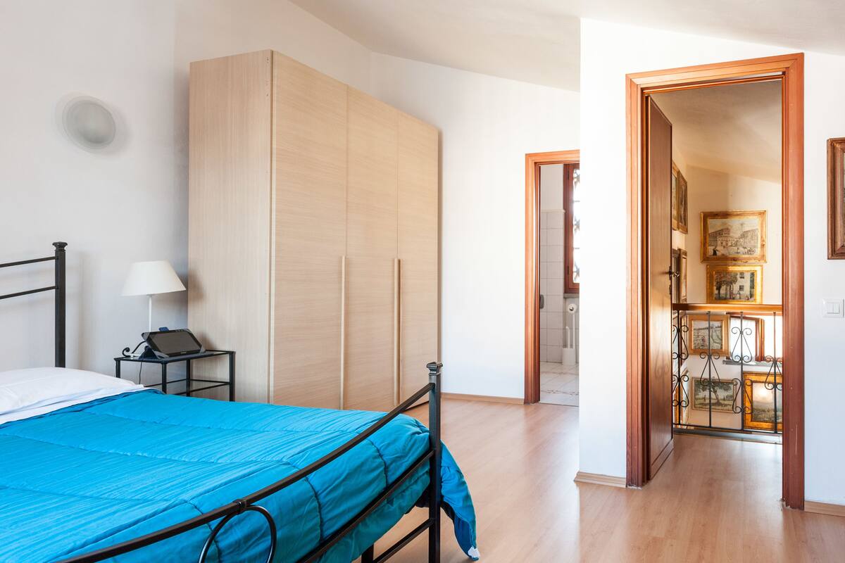 Cots/infant beds, rollaway beds, free WiFi