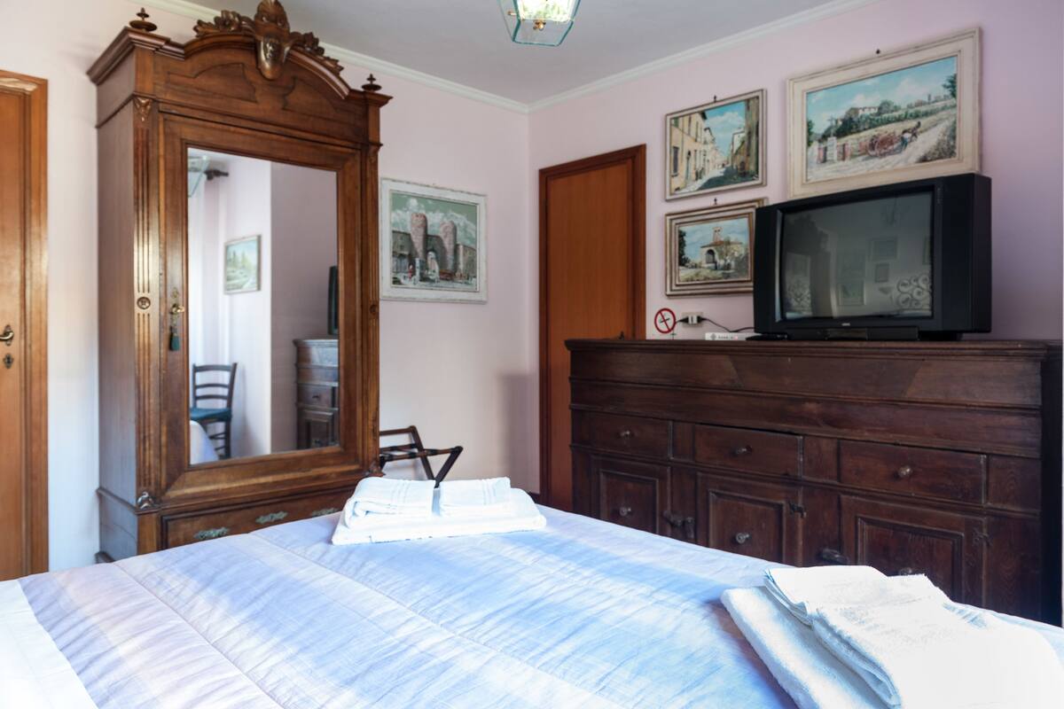 Cots/infant beds, rollaway beds, free WiFi