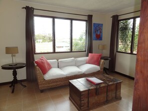 Deluxe King Room | 거실 공간 | 평면 TV