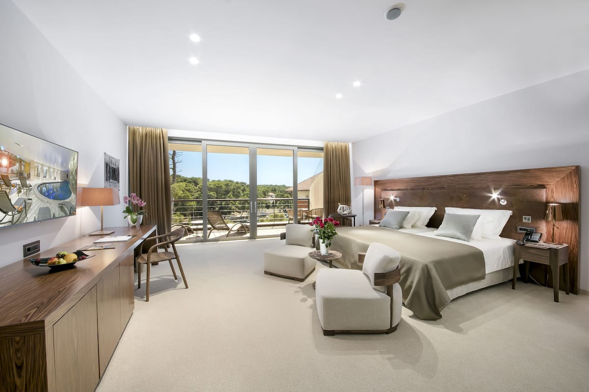 premium room, sea view | 1 bedroom, premium bedding, minibar, in-room safe