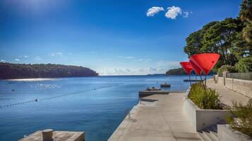 Privat strand i nærheten, solsenger, parasoller og strandhåndklær