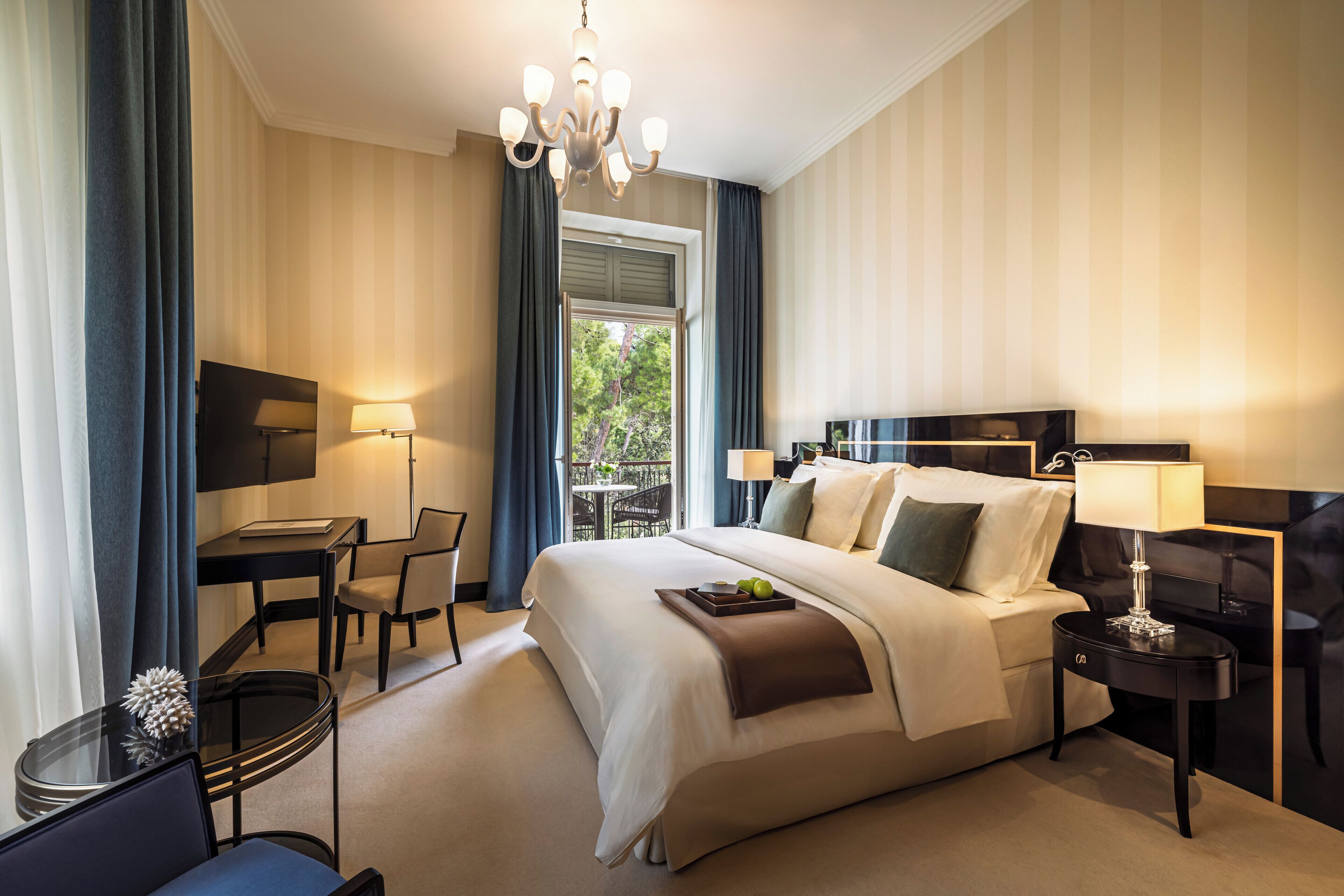 Augusta Suite with Balcony and Sea View | Ropa de cama de alta calidad, minibar, caja fuerte y escritorio