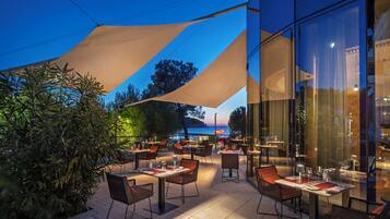 Frokost serveres, internasjonale retter