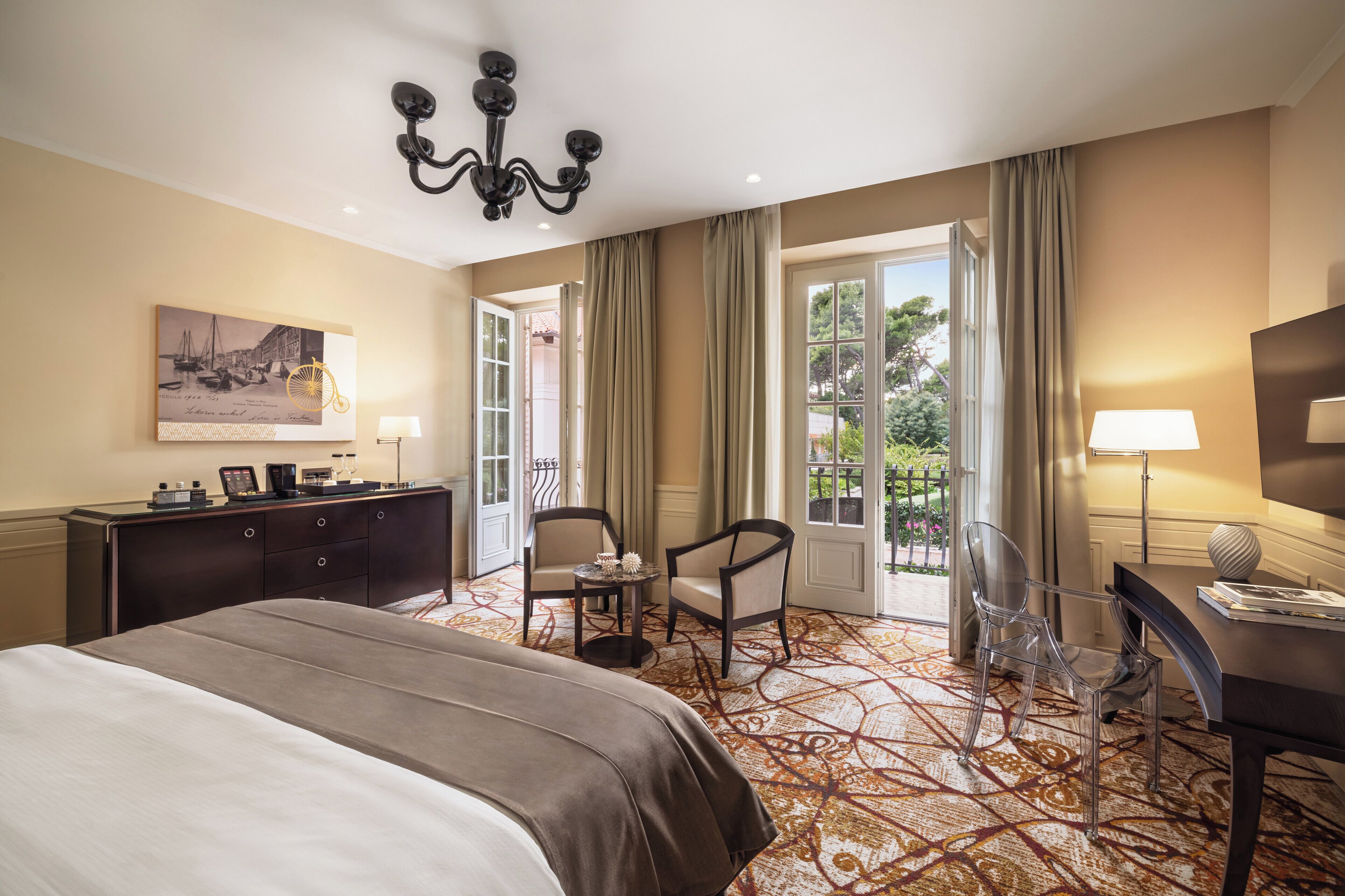 Deluxe Double Room, Balcony | Ropa de cama de alta calidad, minibar, caja fuerte y escritorio