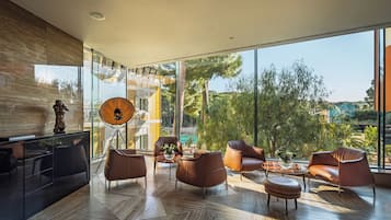 Coin salon dans le hall