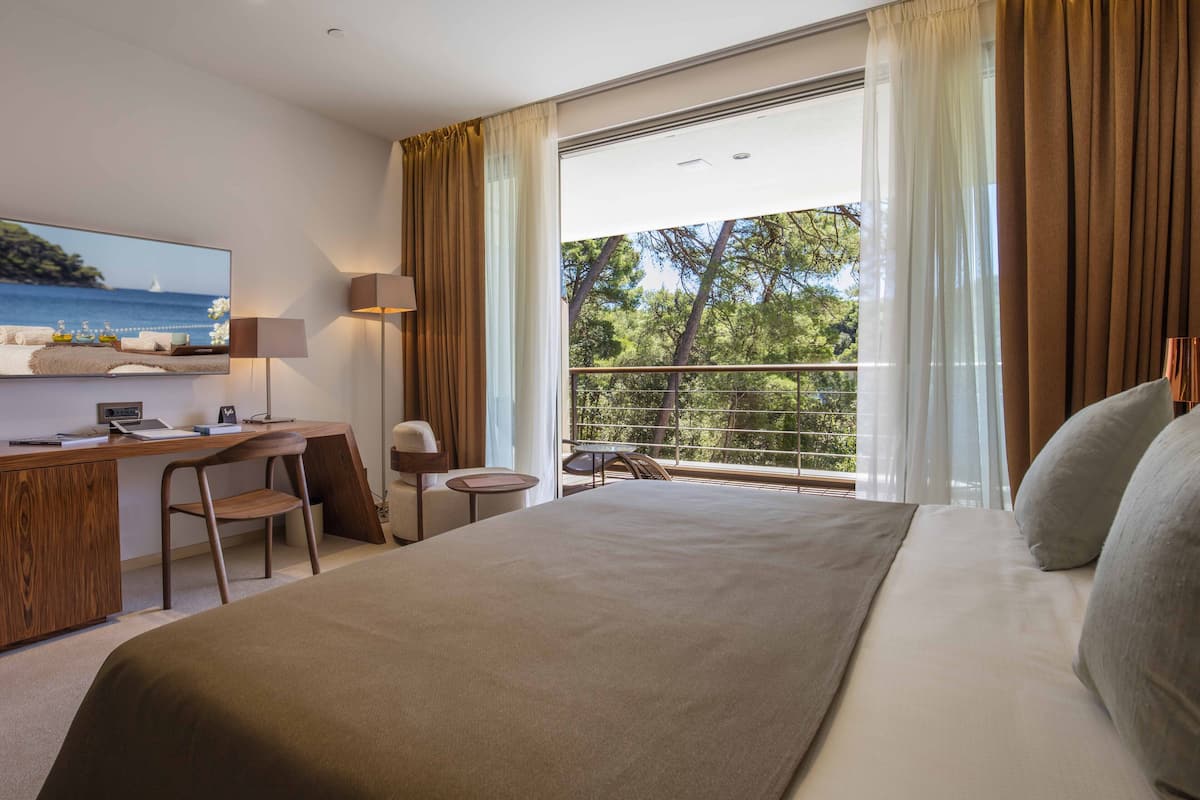 Roupas de cama premium, frigobar, cofres nos quartos, escrivaninha